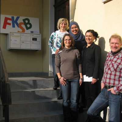 Gruppenfoto der Mitarbeiterinnen und Mitarbeiter des Familien- und Kinderservicebros.