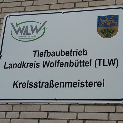 Hinweisschild am Gebude des Tiefbaubetriebs. Link zur Seite des Tiefbaubetriebs Landkreis Wolfenbttel (kurz TLW).